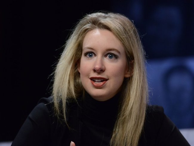 Elizabeth Holmes, cựu Giám đốc điều hành của Theranos, nổi tiếng chưa bao giờ thay đổi kiểu áo khi xuất hiện trước công chúng.