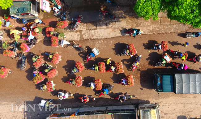 Ảnh, clip: Xe máy, ô tô &#34;chôn chân&#34; hàng giờ ở vựa vải Bắc Giang dưới trời nắng - 4