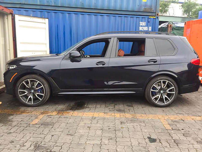 Cận cảnh BMW X7 màu xám xanh sang trọng vừa cập cảng về Hà Nội - 2