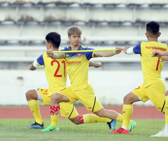 ĐT Việt Nam đá chung kết King&#39;s Cup: Công Phượng bị Văn Hậu &#34;hạ đo ván&#34; - 6