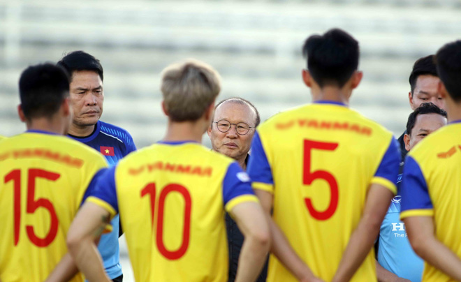 ĐT Việt Nam đá chung kết King&#39;s Cup: Công Phượng bị Văn Hậu &#34;hạ đo ván&#34; - 8