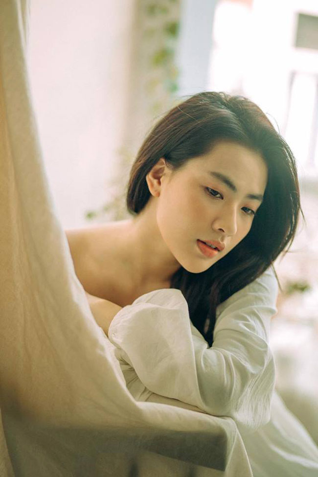 Với vẻ đẹp mong manh, thanh tú, hot girl Nguyễn Minh Trang (sinh năm 1995) hiện đang trở thành một hiện tượng.