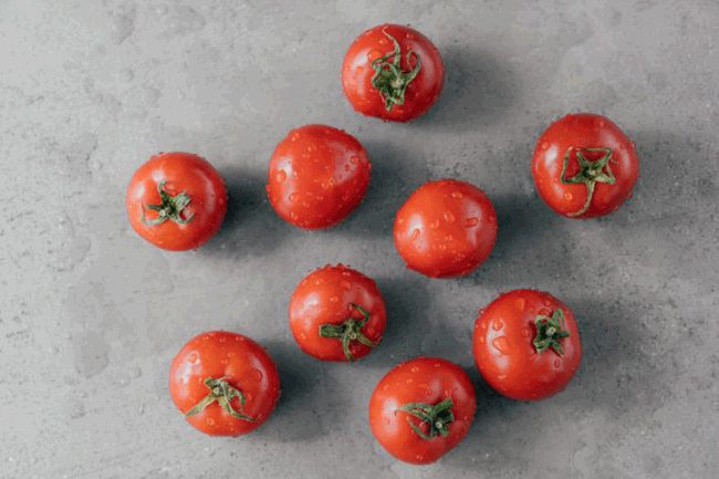 6. Cà chua: Đây là một trong những thứ có thể giúp bạn giảm nguy cơ mắc bệnh ung thư tuyến tiền liệt. Cà chua nấu chín có chứa hàm lượng carotene lycopene rất cao, đặc biệt quan trọng trong việc giúp giảm nguy cơ ung thư tuyến tiền liệt.