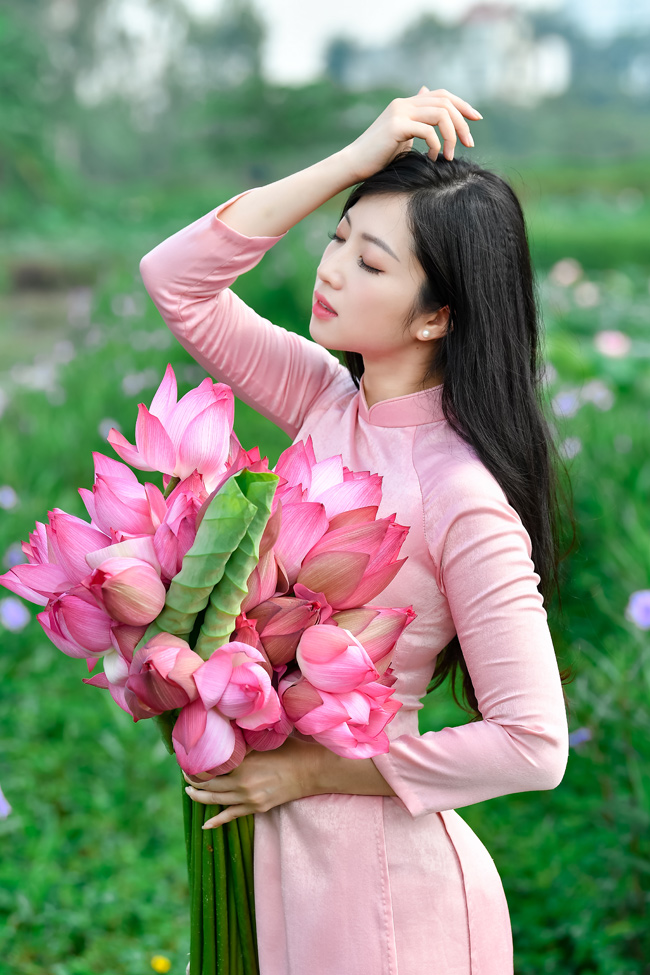 Thiếu nữ xinh đẹp e ấp bên cúc họa mi tinh khôi - Người đẹp - Việt Giải Trí
