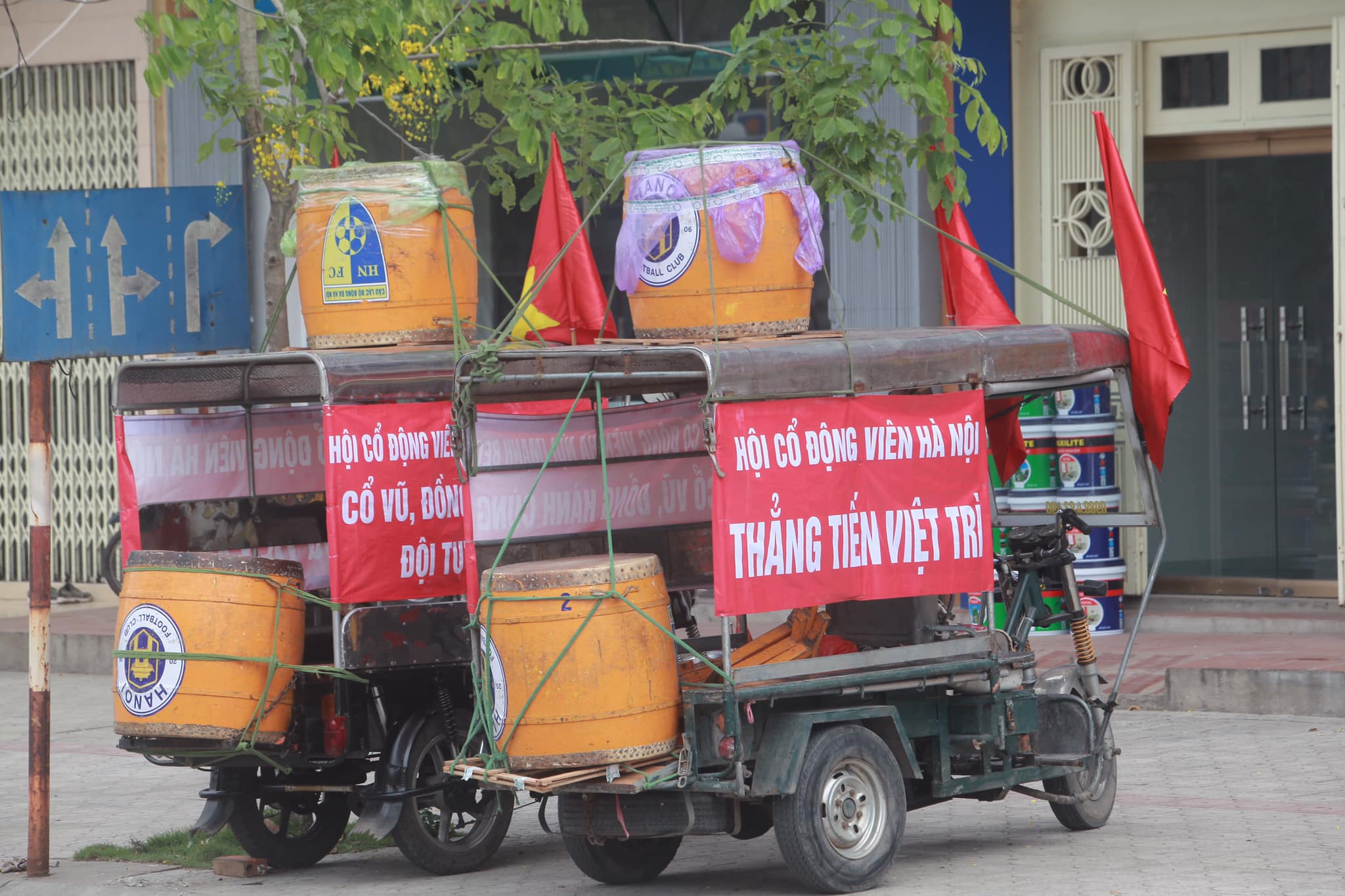 CĐV từ Hà Nội, Tây Nguyên kéo lên đất Tổ xem U23 Việt Nam đấu U23 Myanmar - 1