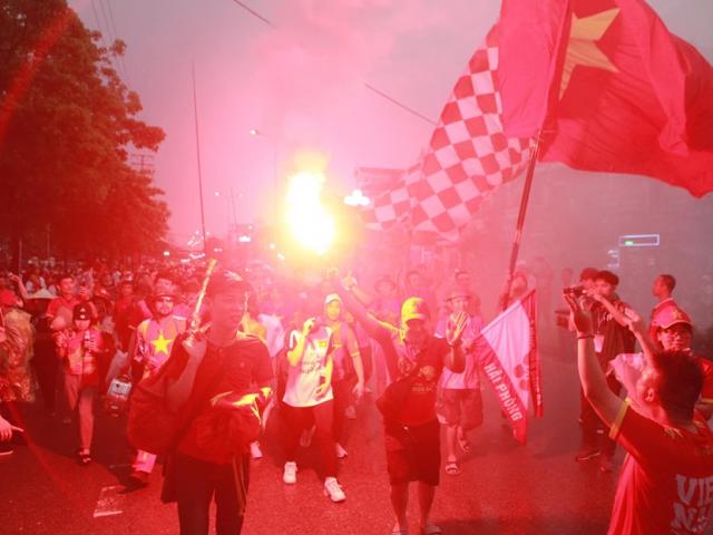 Fan nhuộm sắc đỏ, ”khuấy đảo” bên ngoài sân Việt Trì ”tiếp lửa” U23 Việt Nam
