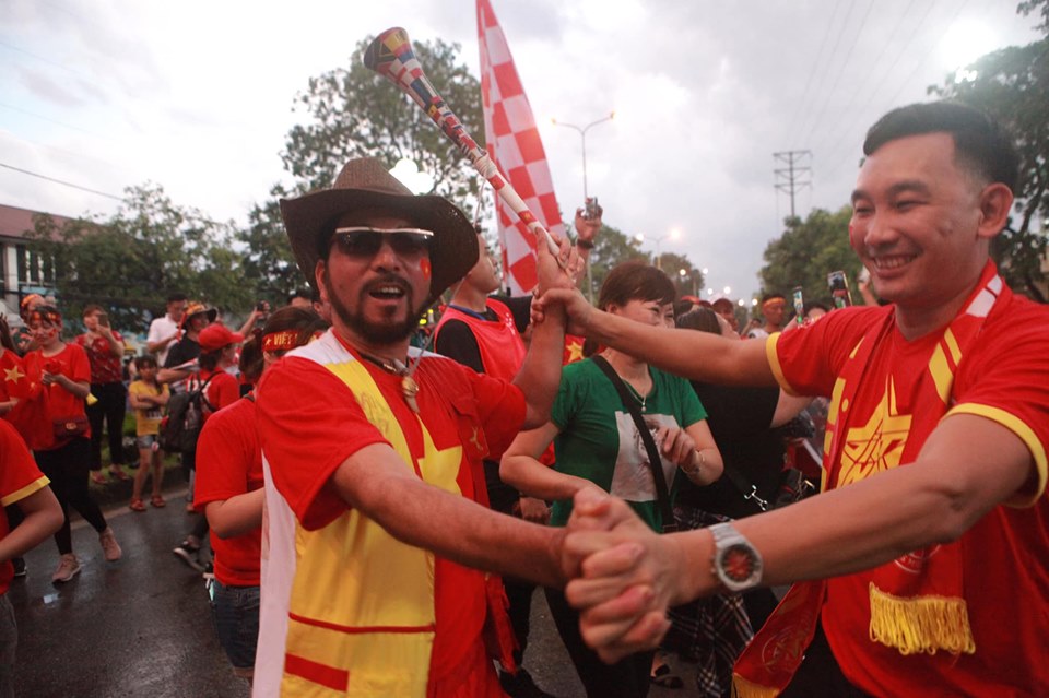 Fan nhuộm sắc đỏ, &#34;khuấy đảo&#34; bên ngoài sân Việt Trì &#34;tiếp lửa&#34; U23 Việt Nam - 1