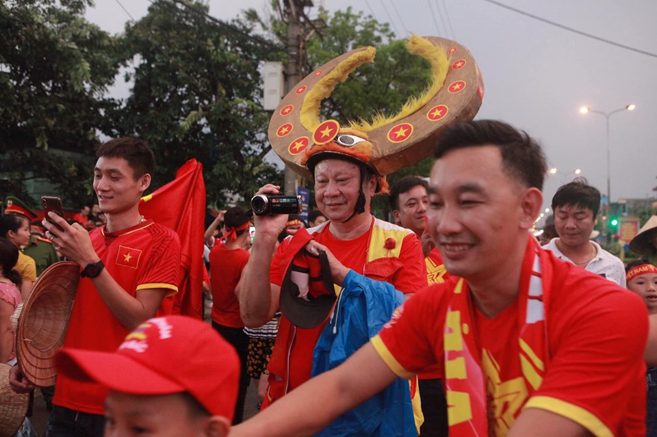 Fan nhuộm sắc đỏ, &#34;khuấy đảo&#34; bên ngoài sân Việt Trì &#34;tiếp lửa&#34; U23 Việt Nam - 3