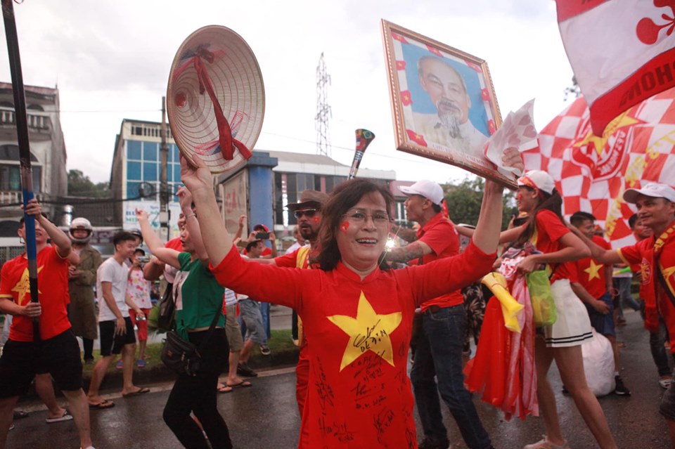 Fan nhuộm sắc đỏ, &#34;khuấy đảo&#34; bên ngoài sân Việt Trì &#34;tiếp lửa&#34; U23 Việt Nam - 2