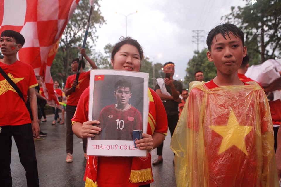 Fan nhuộm sắc đỏ, &#34;khuấy đảo&#34; bên ngoài sân Việt Trì &#34;tiếp lửa&#34; U23 Việt Nam - 7