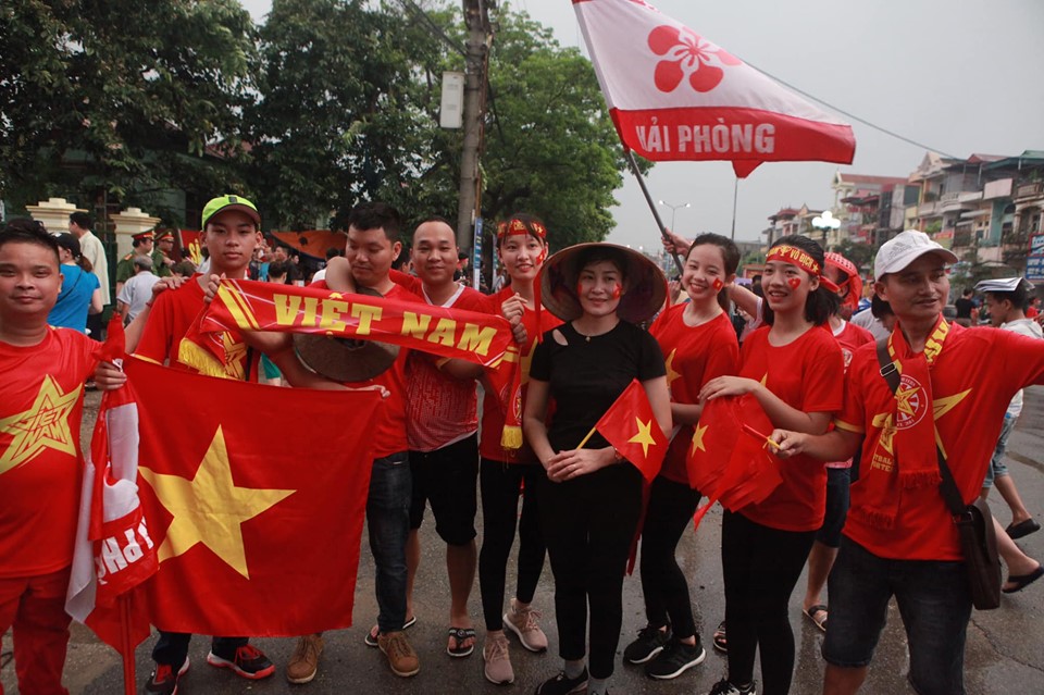 Fan nhuộm sắc đỏ, &#34;khuấy đảo&#34; bên ngoài sân Việt Trì &#34;tiếp lửa&#34; U23 Việt Nam - 6