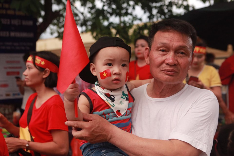 Fan nhuộm sắc đỏ, &#34;khuấy đảo&#34; bên ngoài sân Việt Trì &#34;tiếp lửa&#34; U23 Việt Nam - 4