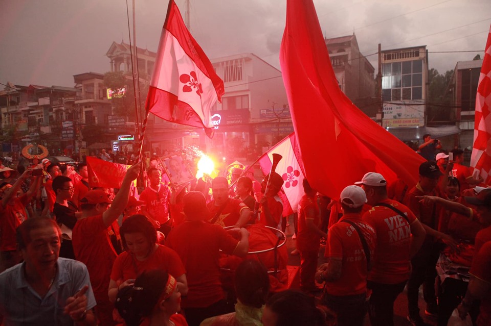 Fan nhuộm sắc đỏ, &#34;khuấy đảo&#34; bên ngoài sân Việt Trì &#34;tiếp lửa&#34; U23 Việt Nam - 8