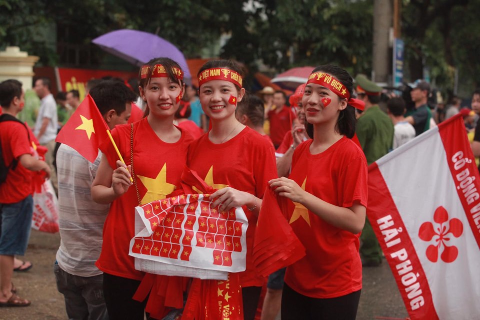 Fan nhuộm sắc đỏ, &#34;khuấy đảo&#34; bên ngoài sân Việt Trì &#34;tiếp lửa&#34; U23 Việt Nam - 5