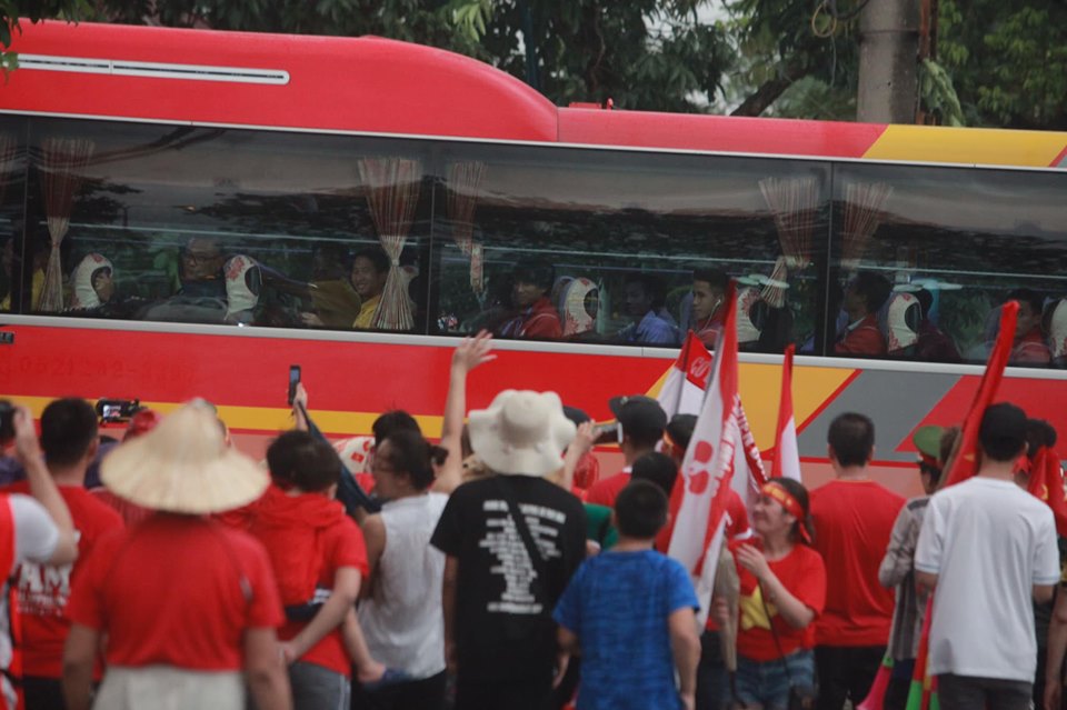 Fan nhuộm sắc đỏ, &#34;khuấy đảo&#34; bên ngoài sân Việt Trì &#34;tiếp lửa&#34; U23 Việt Nam - 11