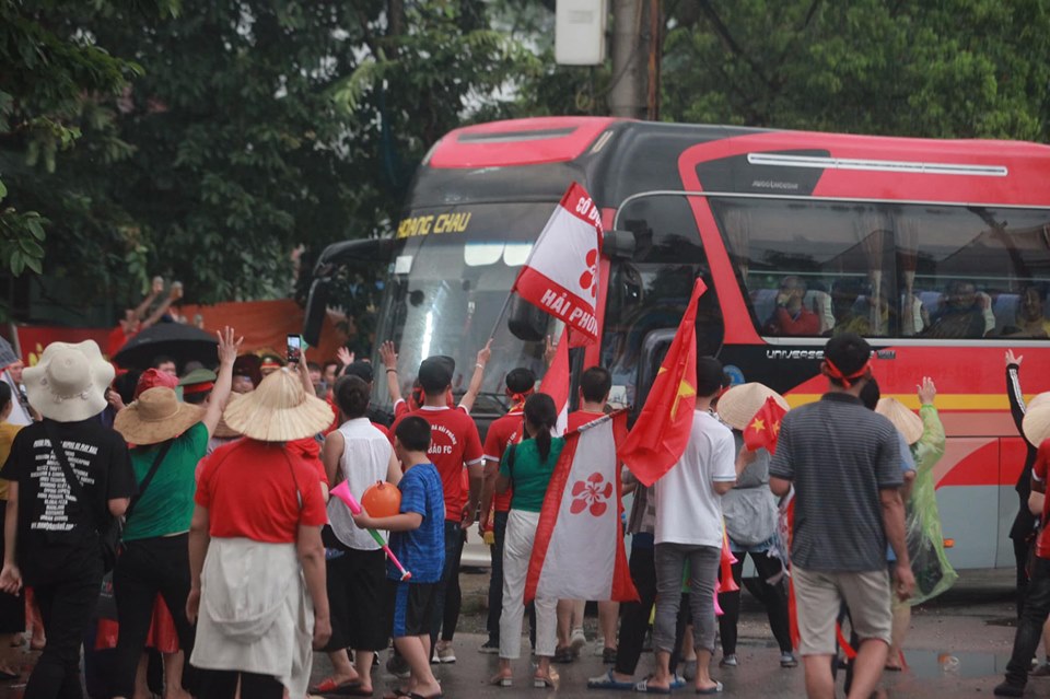 Fan nhuộm sắc đỏ, &#34;khuấy đảo&#34; bên ngoài sân Việt Trì &#34;tiếp lửa&#34; U23 Việt Nam - 12