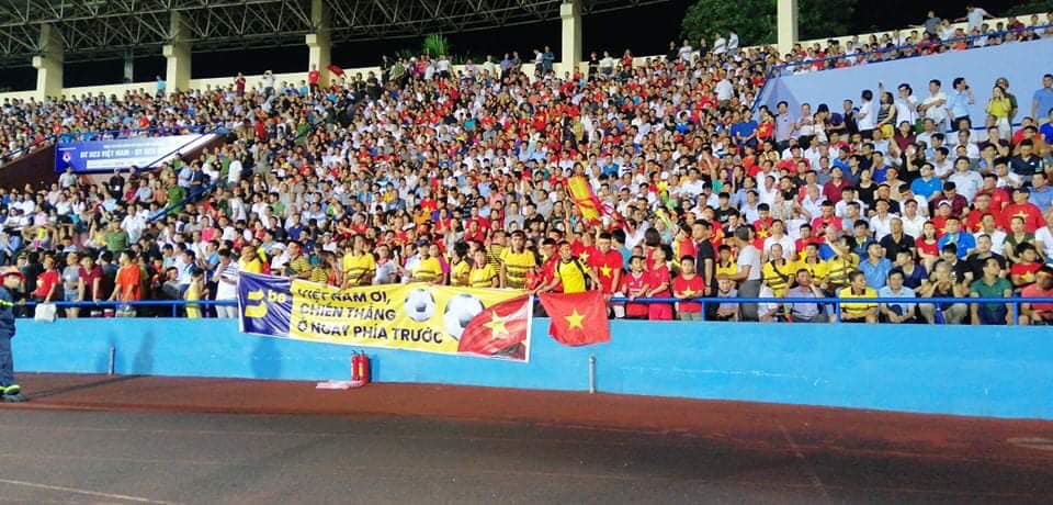 Fan nhuộm sắc đỏ, &#34;khuấy đảo&#34; bên ngoài sân Việt Trì &#34;tiếp lửa&#34; U23 Việt Nam - 17