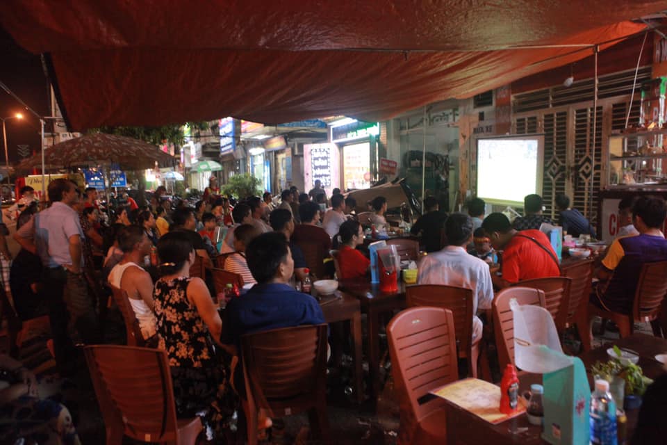 Fan nhuộm sắc đỏ, &#34;khuấy đảo&#34; bên ngoài sân Việt Trì &#34;tiếp lửa&#34; U23 Việt Nam - 21