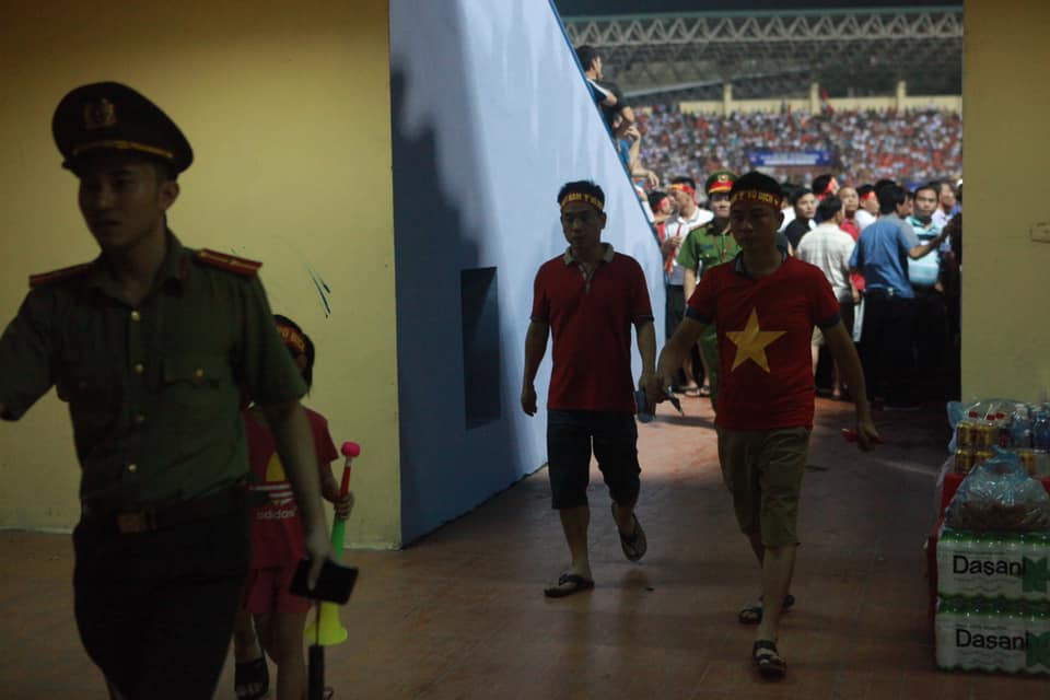 Fan nhuộm sắc đỏ, &#34;khuấy đảo&#34; bên ngoài sân Việt Trì &#34;tiếp lửa&#34; U23 Việt Nam - 18