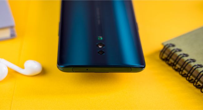 Oppo Reno có sẵn với các màu Xanh Hải Dương, Đen Thiên Vương.