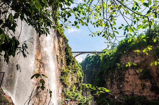 Quý Châu từ lâu nổi tiếng là một thành phố du lịch, khác với những nơi khác, thời tiết tại đây quanh nam mát mẻ, không khí dễ chịu cùng rất nhiều phong cảnh đẹp.