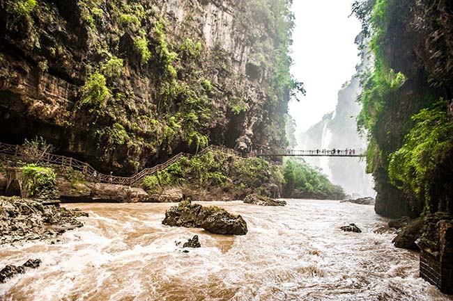 Nếu không thể đến gần thác nước, mọi người có thể nhìn những ngọn núi và dòng sông phía dưới rồi sau đó từ từ di chuyển qua cây cầu treo.