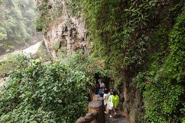 Đến đây, du khách sẽ có cơ hội được chiêm ngưỡng kỳ quan tuyệt vời của tạo hóa từ thác nước, tường đá vôi, cây cối...