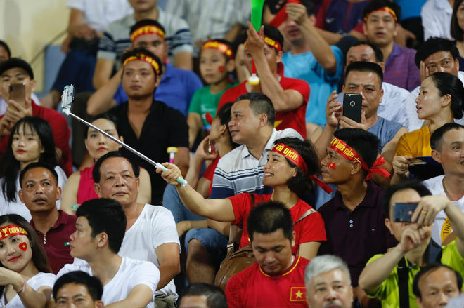 U23 Việt Nam đấu Myanmar: Khán giả cực sung đội mưa ngồi kín sân &#34;tiếp lửa&#34; - 1