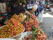 Thị trường - Tiêu dùng - Tết Đoan Ngọ, mận hậu, vải thiều giá… “trên trời” vẫn hút khách