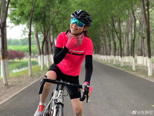 Ở tuổi 40, Trương Tịnh Sơ hài lòng với cuộc sống độc thân hiện tại. Thời gian rảnh rỗi, cô đi du lịch. Nữ diễn viên cũng có niềm yêu thích với bộ môn xe đạp leo núi.
