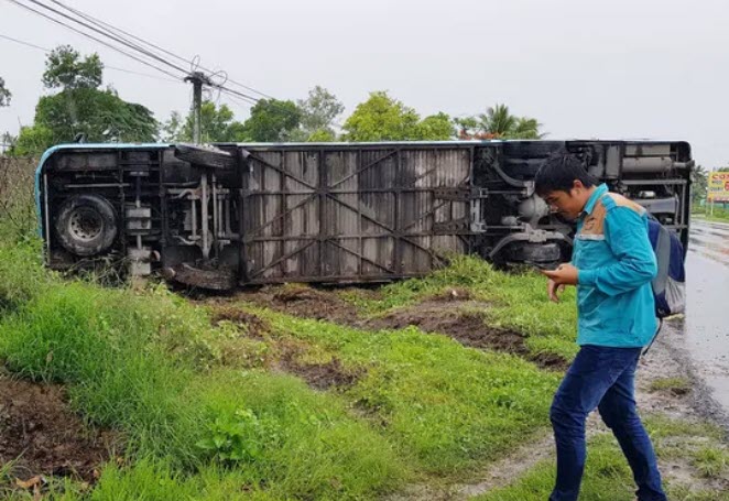 Khách la hét, đập kính chắn gió chui ra khỏi xe khách bị lật - 2