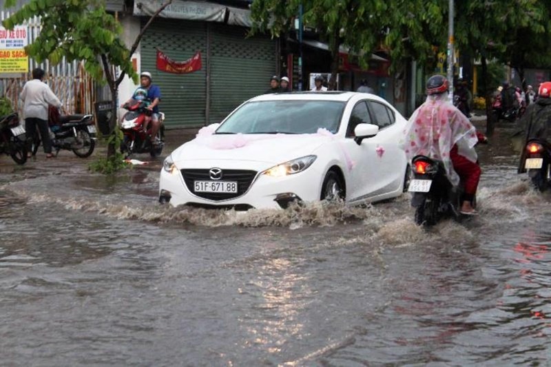 TPHCM: Mưa lớn, đường ngập, hàng loạt xe chết máy - 3