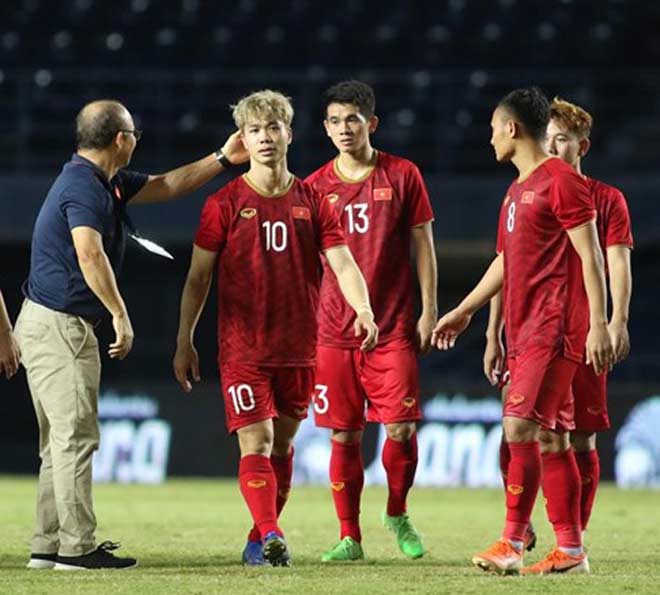 HLV Park Hang Seo có nên để Công Phượng đá penalty? - 2