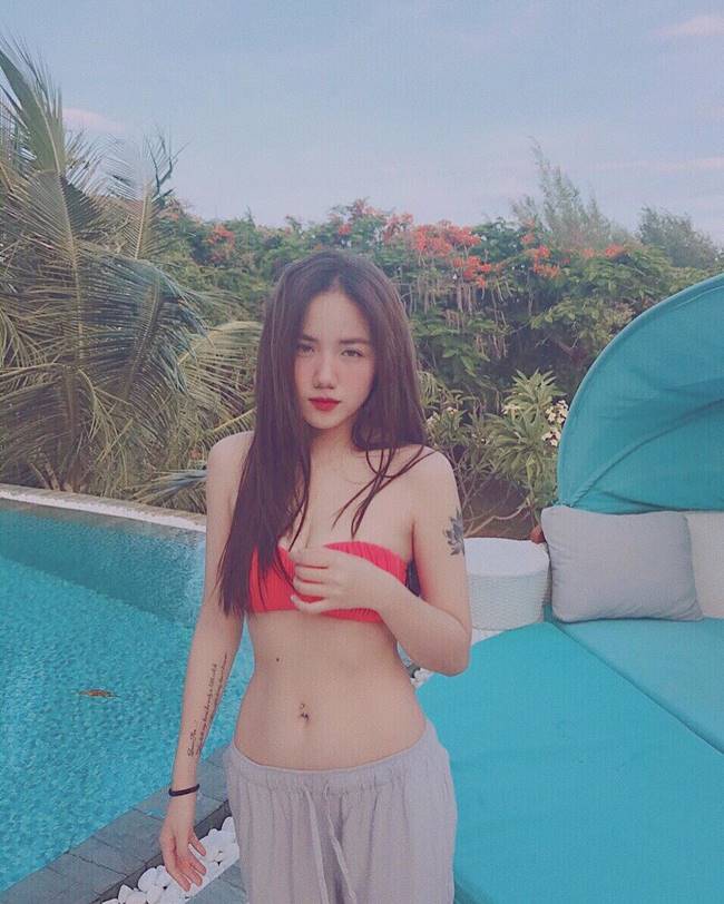 Phương Ly sở hữu vẻ đẹp hotgirl ngọt ngào, trong sáng cùng phong cách thời trang cá tính, năng động.