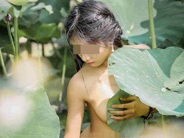 Thiếu nữ ngực trần chụp sen và loạt ảnh khiến dân mạng “nhức mắt”