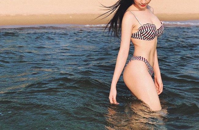 Thân hình nóng bỏng của Hòa Minzy khi diện bikini. Đây là một trong những lần hiếm hoi người hâm mộ thấy tình cũ Công Phương ăn vận gợi cảm như thế này.
