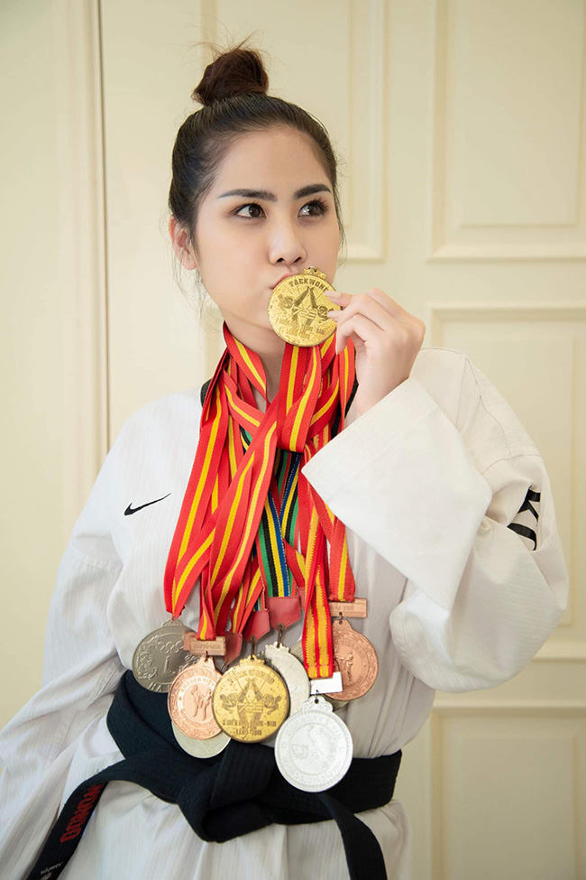 Trước đó,&nbsp;Hoàng Hạnh khoe 10 huy chương trong sự nghiệp thi đấu võ thuật. Cô&nbsp;học võ Taekwondo từ năm lớp 8, đã lên cấp đai đen 2 đẳng, tham gia thi đấu nhiều giải uy tín như Giải trẻ, giải Ba miền, Giải quốc gia...