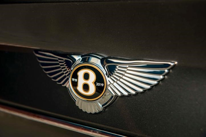 Chiếc xe đầu tiên thuộc phiên bản Bentley Centenary Gold kỷ niệm 100 năm tại Việt Nam - 2