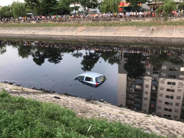 Ô tô không người lái bất ngờ lao xuống sông Tô Lịch
