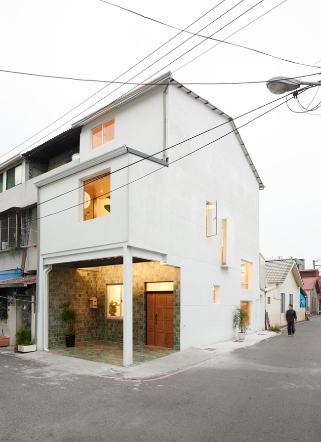 Căn nhà nhỏ xinh này xây dựng trên một mảnh đất rộng chỉ 35m2, tọa lạc ở Pingtung, Đài Loan.