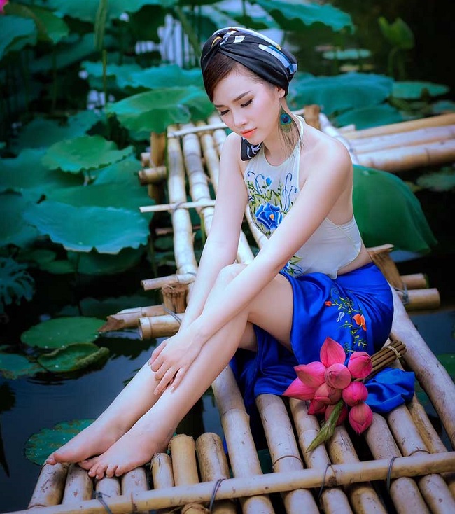 Người đẹp Thanh Trang hóa thân thành "Tấm Cám thời @" với trang phục áo yếm. 