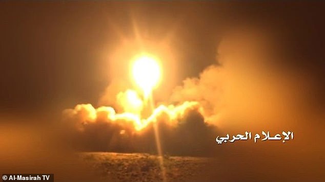 Sân bay Ả Rập Saudi bị nã tên lửa hành trình - 1