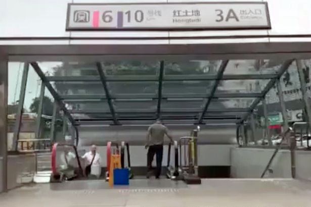 Video: Nhà ga tàu điện ngầm sâu nhất TQ, tương đương tòa nhà 31 tầng - 1