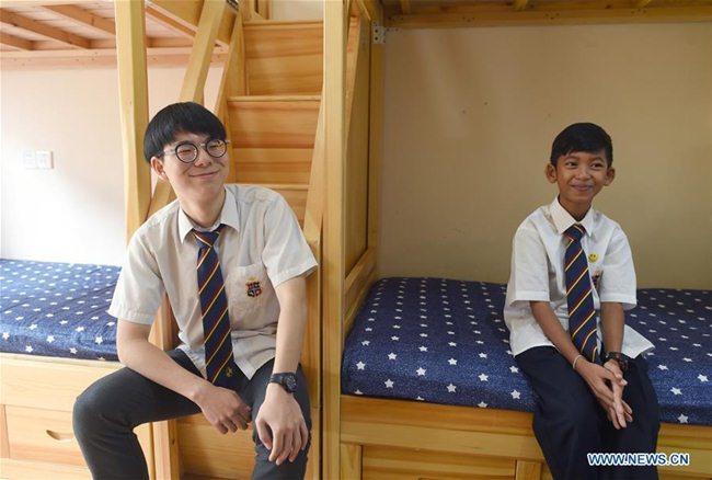 Cậu bé Thuch Salik và bạn cùng lớp người Hàn Quốc chụp ảnh trong ký túc xá.