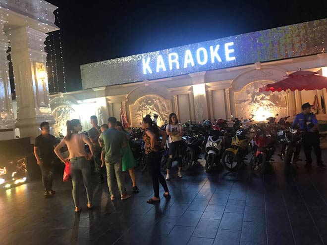 Nhiều tiếng súng vang lên khi hai băng nhóm giang hồ thanh toán nhau tại quán karaoke - 3