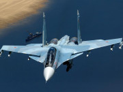 Media - Tiêm kích Su-30SM bất ngờ bung dù hãm giữa lúc nhào lộn trên không trung