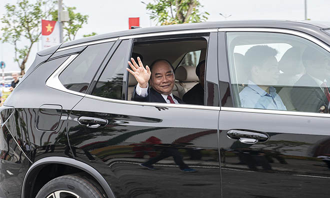 Chủ tịch Phạm Nhật Vượng đích thân cầm lái chở Thủ tướng trên chiếc Vinfast LUX SA2.0 - 1