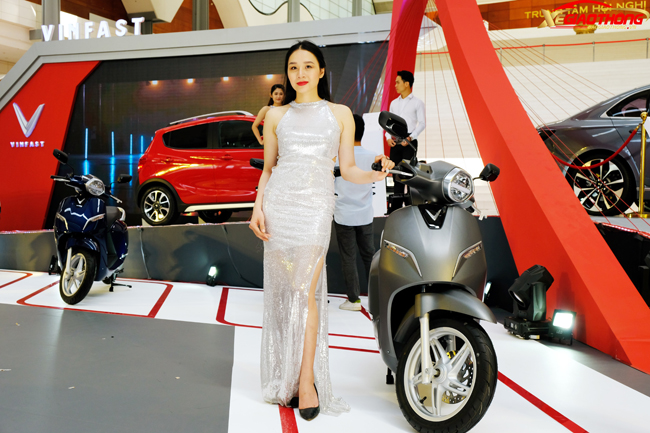 Mẫu xe máy điện VinFast Klara dường như trông hấp dẫn, thu hút hơn khi có sự xuất hiện của người đẹp đứng cùng
