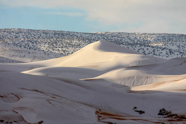 Giữa xa mạc nóng bóng lại có tuyết rơi và đóng thành băng. Thiên nhiên luôn khiến chúng ta ngạc nhiên bởi những điều kỳ quặc hiếm thấy.