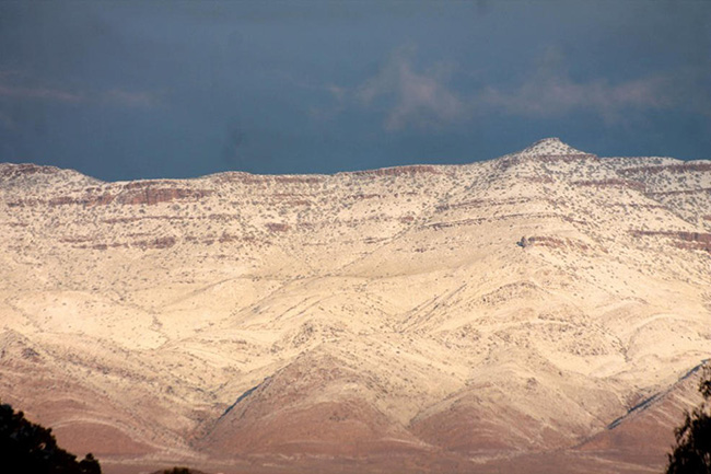 Những đỉnh núi phủ tuyết được nhìn thấy từ xa trên sa mạc Sahara.